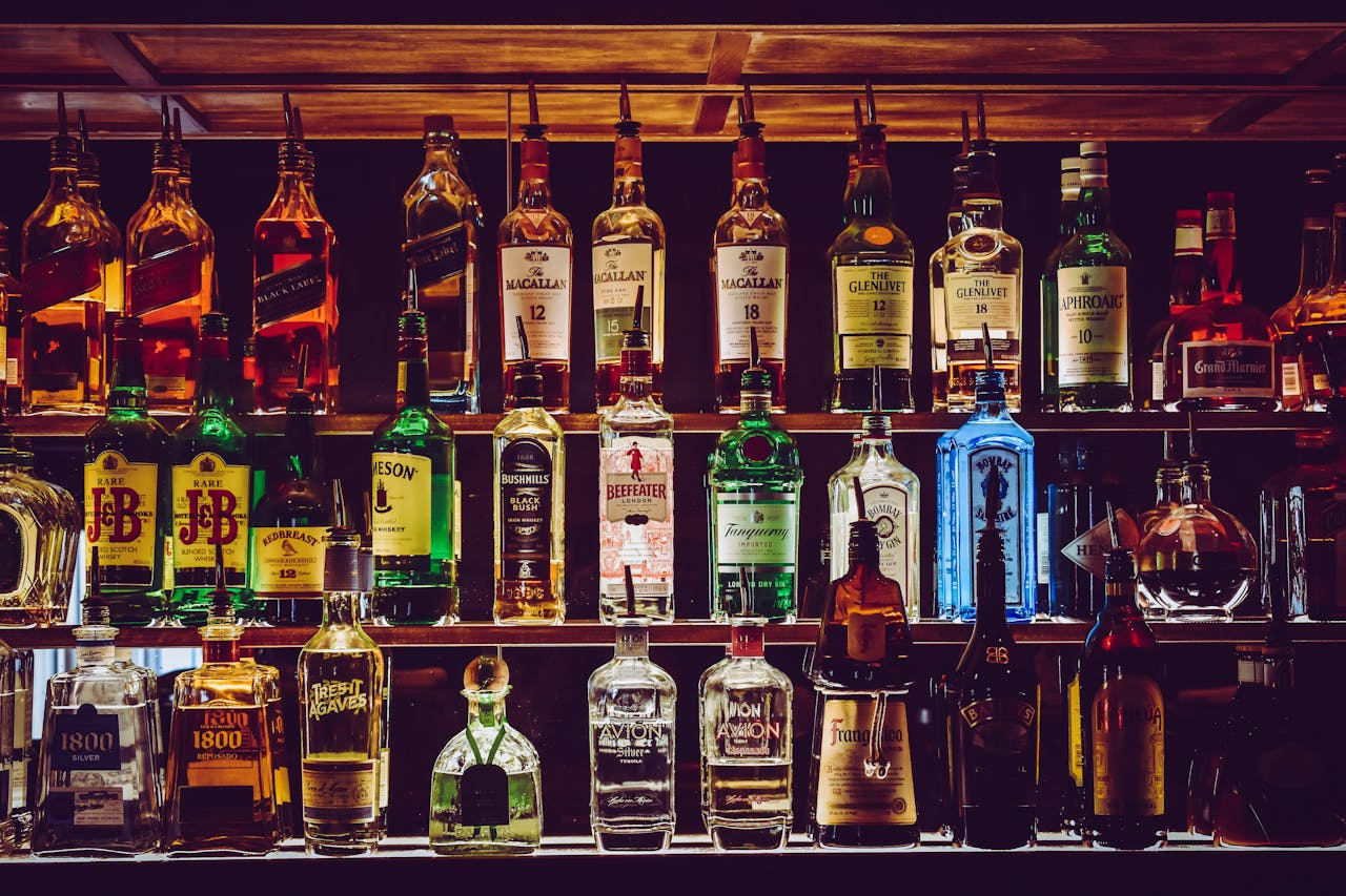 Bar Kantoor is een bijzondere plek in het hart van het Westerpark in Amsterdam. Hier kun je de hele dag terecht voor ontbijt, lunch, diner en lekkere drankjes. Het restaurant staat bekend om het zonnige terras en het gezellige interieur. Bar Kantoor werkt volledig biologisch en draait op groene stroom. Het is een fijne plek waar je makkelijk even langsgaat, of je nu alleen bent of met vrienden. Een groene oase in de stad Midden in het levendige Westerpark vind je dit restaurant met een groot terras dat perfect is voor zonnige dagen. Het terras biedt veel plek en is het hele jaar door populair. Je kijkt uit op de natuur rondom, maar merkt ook de stadse sfeer. Door de ligging loop je er makkelijk naartoe vanuit het centrum. Bar Kantoor gebruikt alleen biologische producten en werkt zoveel mogelijk duurzaam. Er komt bijvoorbeeld geen gas aan te pas; alles is elektrisch. Zo geniet je niet alleen van lekker eten en drinken, maar draag je ook een beetje bij aan een schone stad. Voor elk moment van de dag iets lekkers Veel mensen bezoeken deze plek voor een uitgebreid ontbijt of een goede lunch. De menukaart verandert met de seizoenen. Je vindt er bijvoorbeeld yoghurt, vers brood, salades, soepen en warme gerechten. Alles is biologisch bereid en er zijn genoeg vegetarische opties. Na school of werk kom je hier ook goed tot rust met een sapje of kop koffie. ’s Avonds staat het restaurant bekend om zijn gezellige sfeer bij het diner en de borrel, met lekkere hapjes en drankjes. Koffie, cocktails en meer Bar Kantoor is niet alleen een restaurant, maar ook een gezellige bar om iets te drinken. Het menu biedt veel keuze: van verse koffie tot huisgemaakte limonades en lokale bieren. In de namiddag en avond kun je genieten van bijzondere cocktails die door het team zijn bedacht, altijd met biologische ingrediënten. Ook mensen die geen alcohol drinken vinden er genoeg lekkere alternatieven. Op zonnige dagen zitten er veel buurtbewoners en toeristen op het terras met een koud drankje. Een plek met sfeer en historie Het restaurant is gevestigd in wat vroeger het kantoor van het Westerpark was. Binnen zie je veel oude details terug in het interieur. Dat geeft de zaak een unieke uitstraling. De sfeer is ontspannen en je voelt je er snel op je gemak. Er worden regelmatig speciale avonden of kleine evenementen georganiseerd. Denk aan proeverijen of themadiners. Door de ligging en de bijzondere opzet is Bar Kantoor een vaste plek geworden voor veel mensen uit Amsterdam en omgeving. Vragen en antwoorden over Bar Kantoor Is Bar Kantoor helemaal biologisch? Ja, bij Bar Kantoor is alles op de kaart biologisch. Ze gebruiken alleen biologische producten voor het eten en drinken. Dit geldt voor koffie, brood, groente, vlees en vis. Wat zijn de openingstijden van Bar Kantoor? Bar Kantoor is van zondag tot en met woensdag geopend van 07.00 tot 18.00 uur. Van donderdag tot en met zaterdag kun je er terecht van 07.00 tot 21.30 uur. Moet je reserveren voor het terras? Voor een plek op het terras kun je het beste reserveren, vooral in het weekend of op mooie dagen. Het terras is populair en snel vol. Is Bar Kantoor geschikt voor groepen? Bar Kantoor is geschikt voor groepen. Je kunt er met meerdere mensen eten of borrelen en er zijn speciale mogelijkheden voor vergaderingen of feestjes. Zijn er veganistische gerechten te bestellen? Op het menu van Bar Kantoor staan ook veganistische gerechten. Er is keuze uit verschillende plantaardige opties voor ontbijt, lunch en diner. Kun je bij Bar Kantoor ook alleen iets drinken? Het is geen probleem om alleen iets te komen drinken. Er zijn veel soorten koffie, fris, bier en cocktails te krijgen aan de bar of op het terras. Waar ligt Bar Kantoor precies? Bar Kantoor ligt aan de Haarlemmerweg 8 in Amsterdam, midden in het Westerpark. Het is makkelijk te bereiken lopend, met de fiets of het openbaar vervoer.