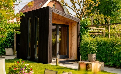 Een werkruimte in de tuin die rust en comfort biedt